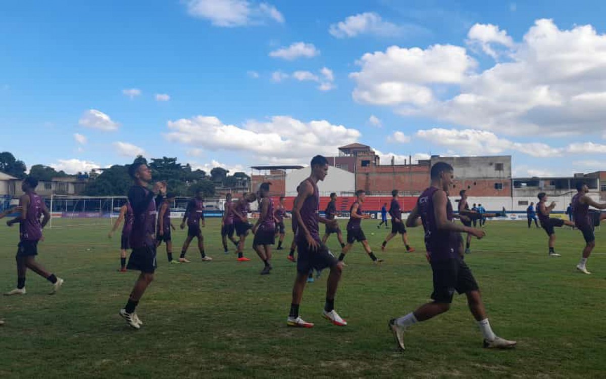 Equipe do SE Belford Roxo treinando