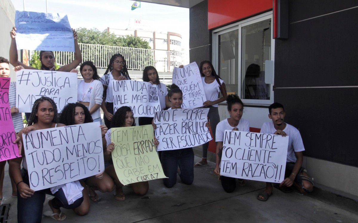 Manifesta&ccedil;&atilde;o Todos Pelo Matheus, jovem agredido e baleado por militar do Corpo de Bombeiros no McDonalds da Taquara, nesta quarta (11).