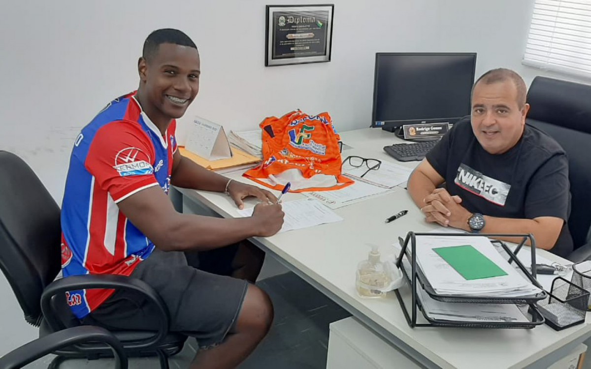 Atacante Santos durante a assinatura do contrato com o presidente Reginaldo Gomes