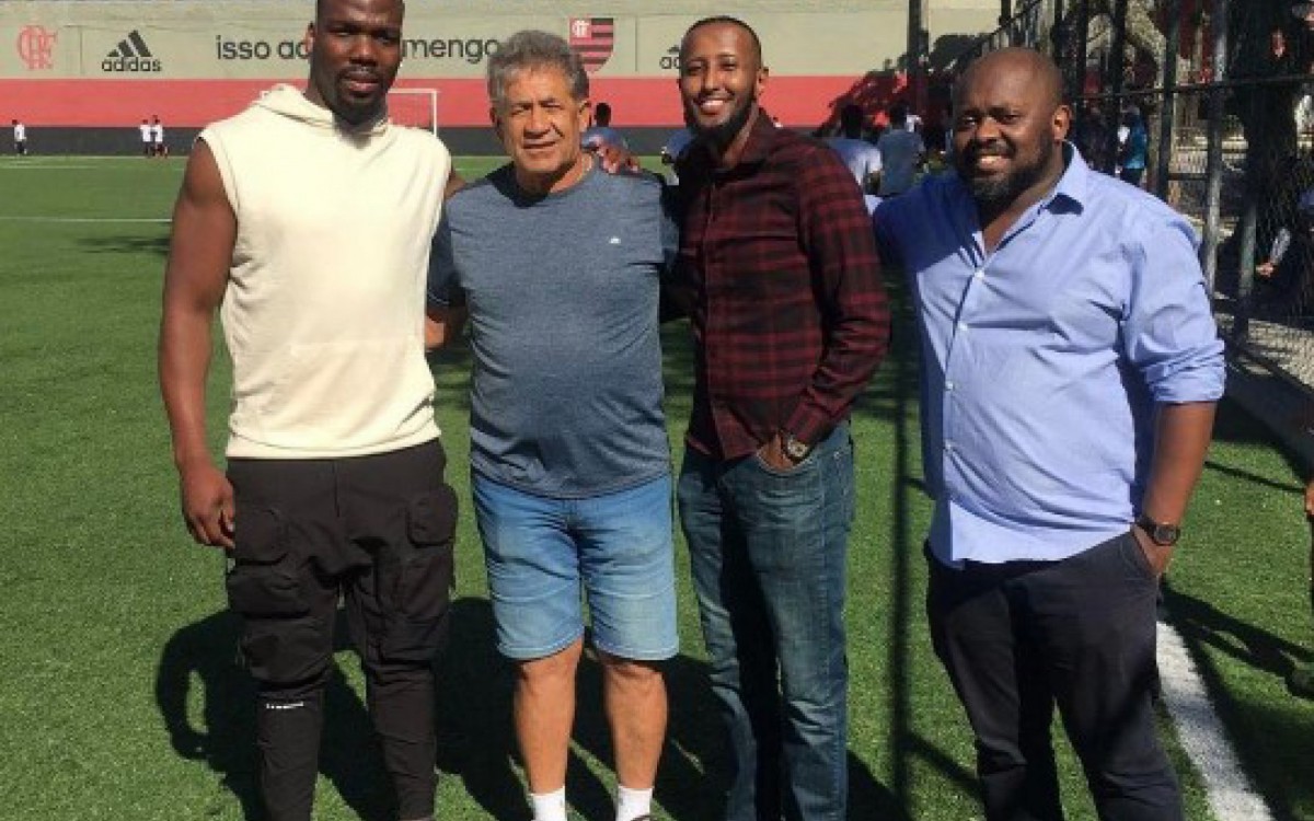 Irmão de Pogba visita a sede do Flamengo e conhece dois grandes ídolos do clube