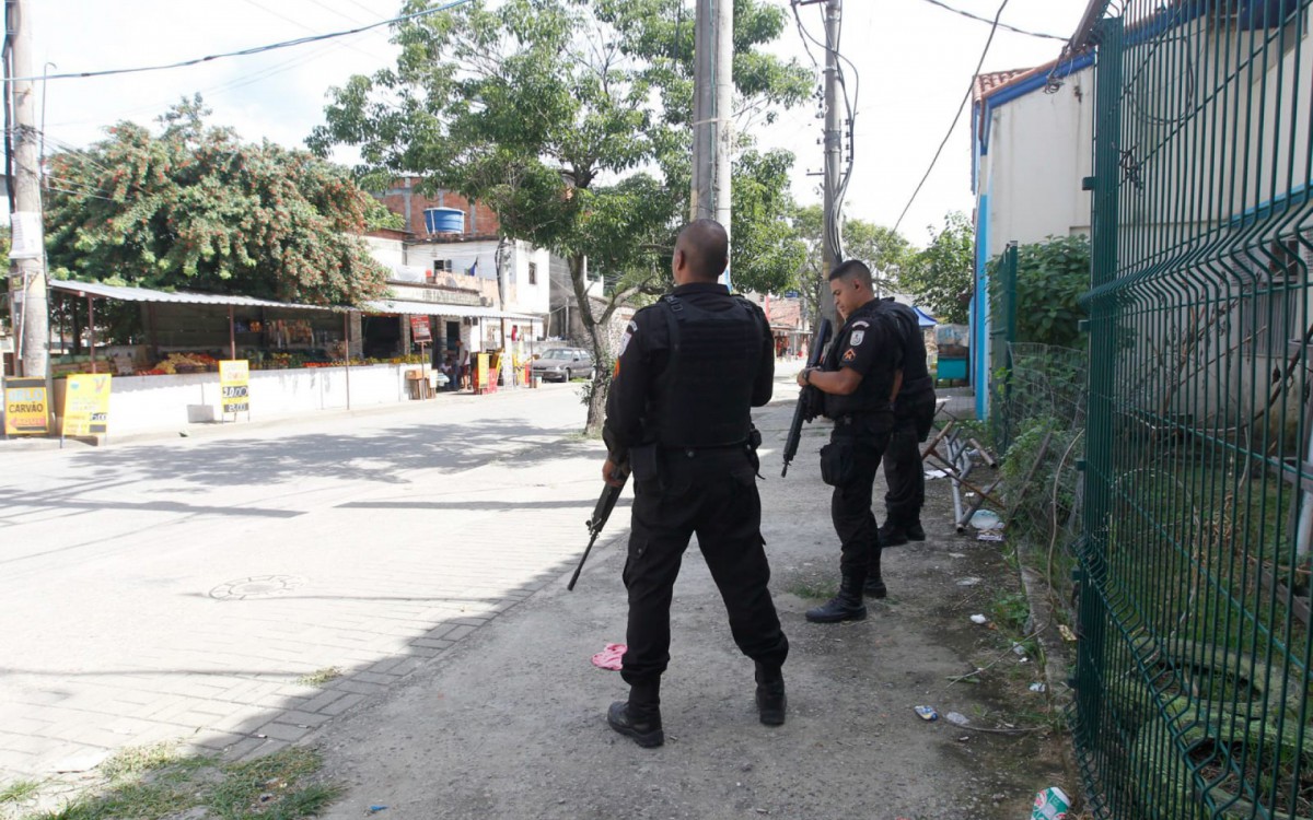 Pol&iacute;cia Militar faz opera&ccedil;&atilde;o na comunidade da Palmeirinha, em Hon&oacute;rio Gurgel