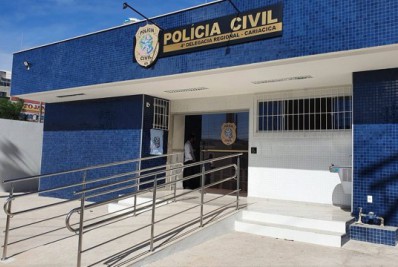 Homem é preso após quebrar o carro do namorado da ex em frente à delegacia