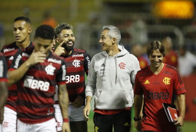 Flamengo joga mal, dirigentes são xingados, mas equipe bate o Altos-PI e se classifica na Copa do Brasil