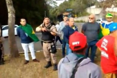 PM aponta arma para manifestantes pró-Lula durante ato em MG