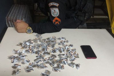 Homem é preso com maconha e crack na Praia do Siqueira, em Cabo Frio