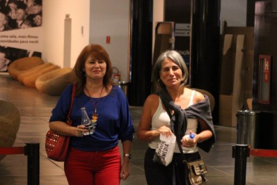 Glória Pires passeia no shopping com a amiga Narjara Turetta