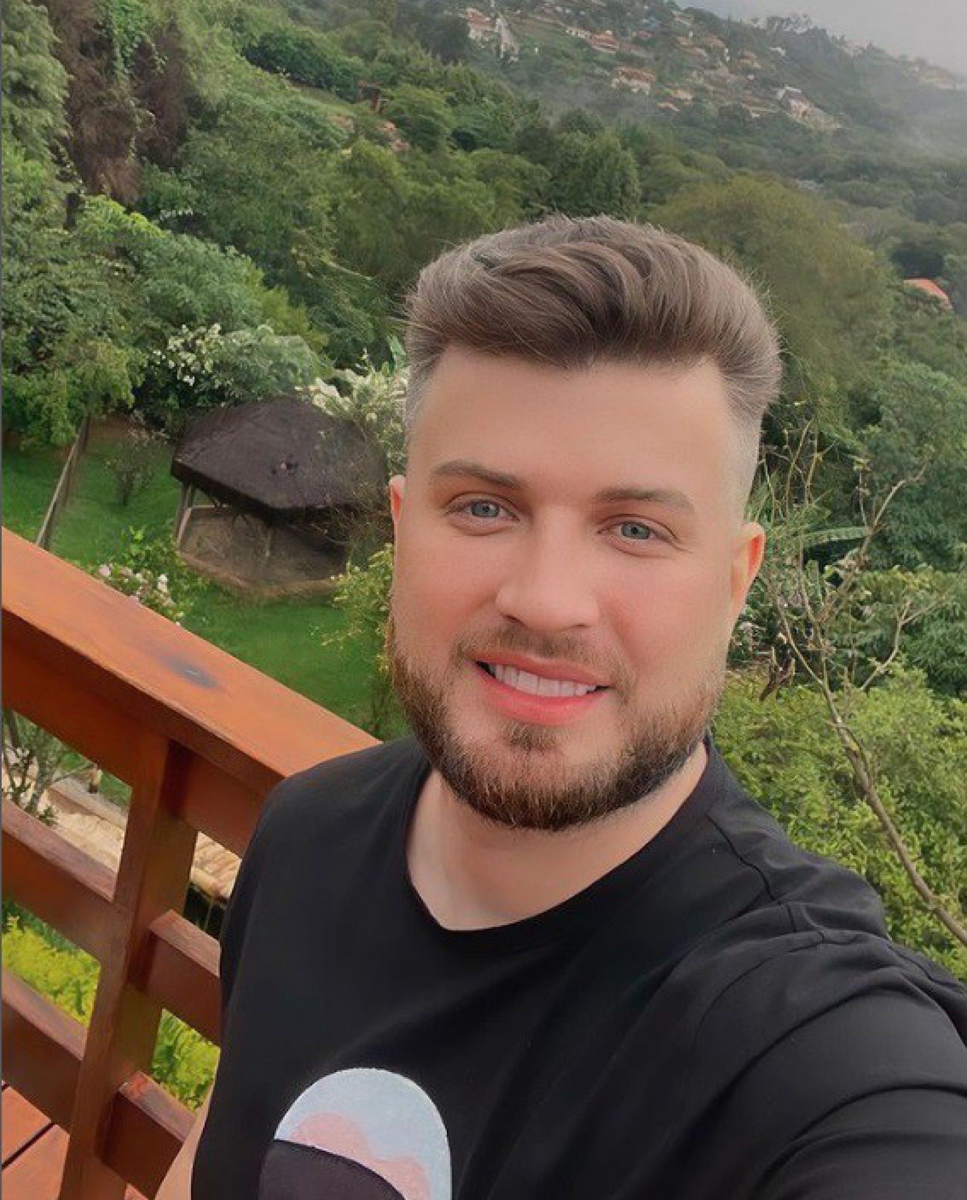 Corando, da dupla com Aleksandro, segue internado após acidente com ônibus de sua banda  - Reprodução/Instagram