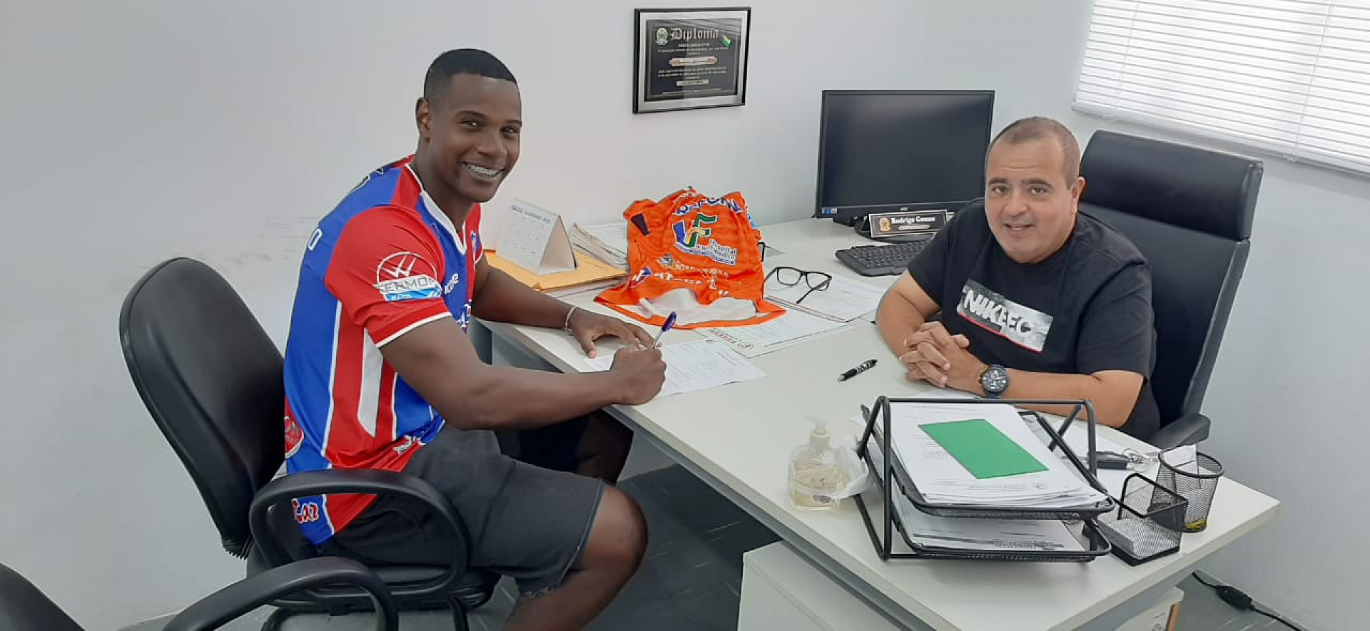 Atacante Santos durante a assinatura do contrato com o presidente Reginaldo Gomes - Divulga&ccedil;&atilde;o