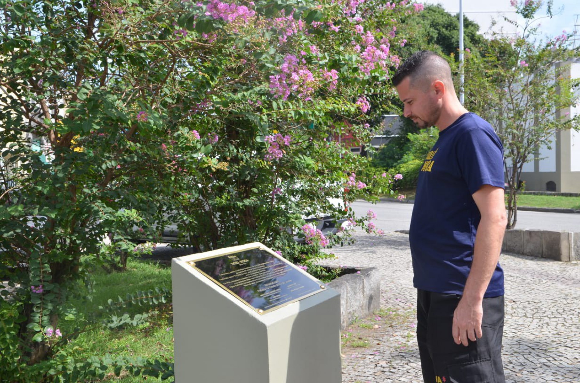 Leonardo Silva, comerciante local, afirma que furtos são comuns na região - Sandro Vox/ Agência O Dia