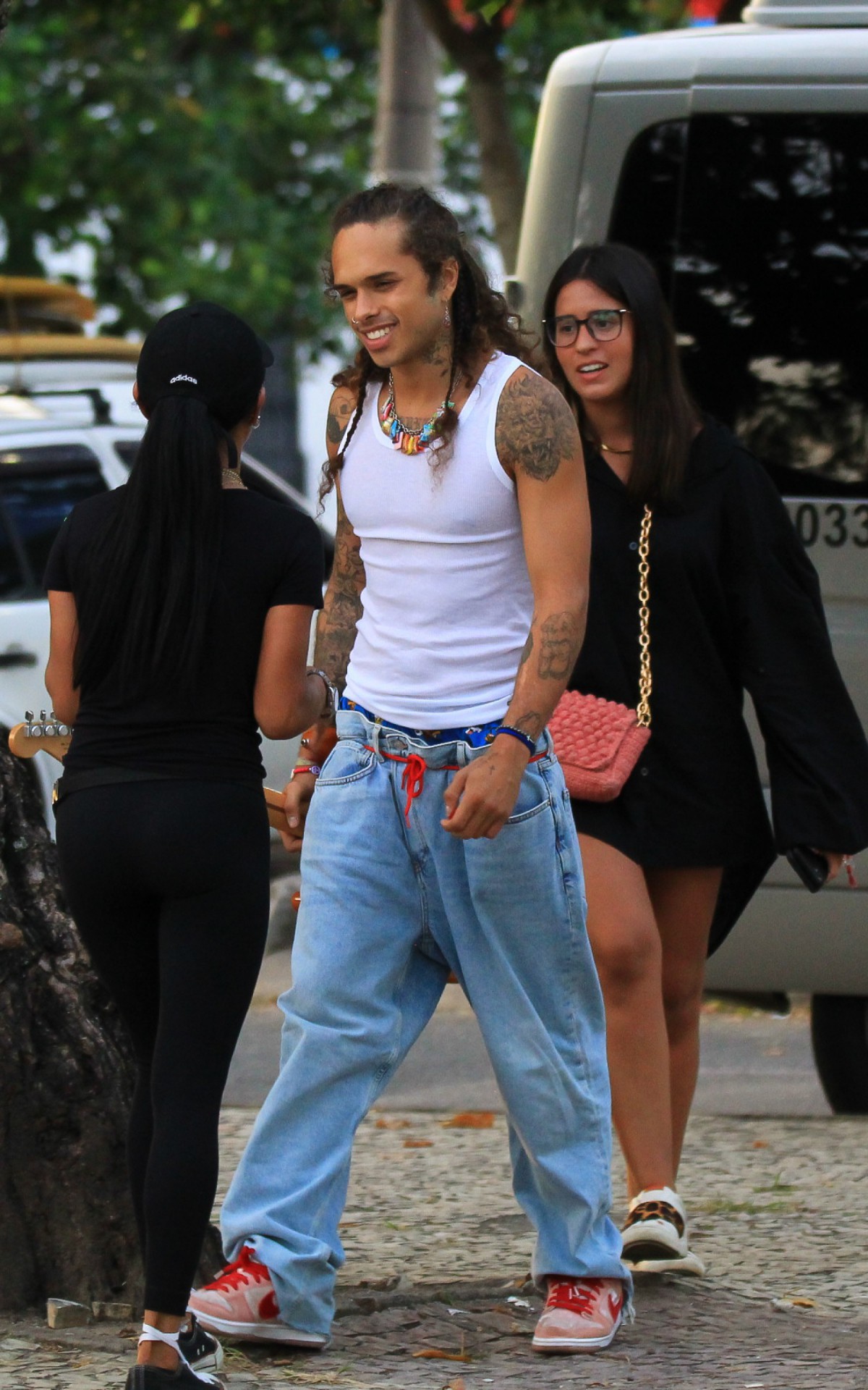 Vit&atilde;o faz pocket show na Pra&ccedil;a do &Oacute;, na Zona Oeste do Rio, na tarde de quarta-feira