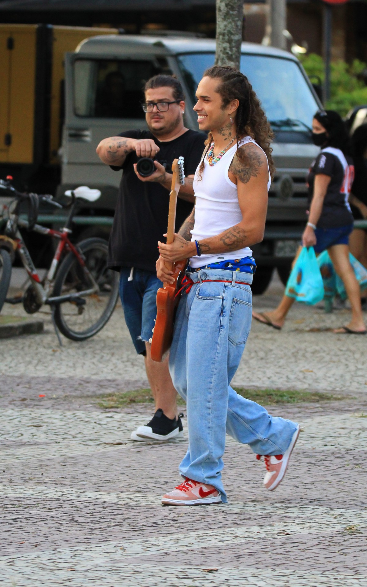 Vit&atilde;o faz pocket show na Pra&ccedil;a do &Oacute;, na Zona Oeste do Rio, na tarde de quarta-feira