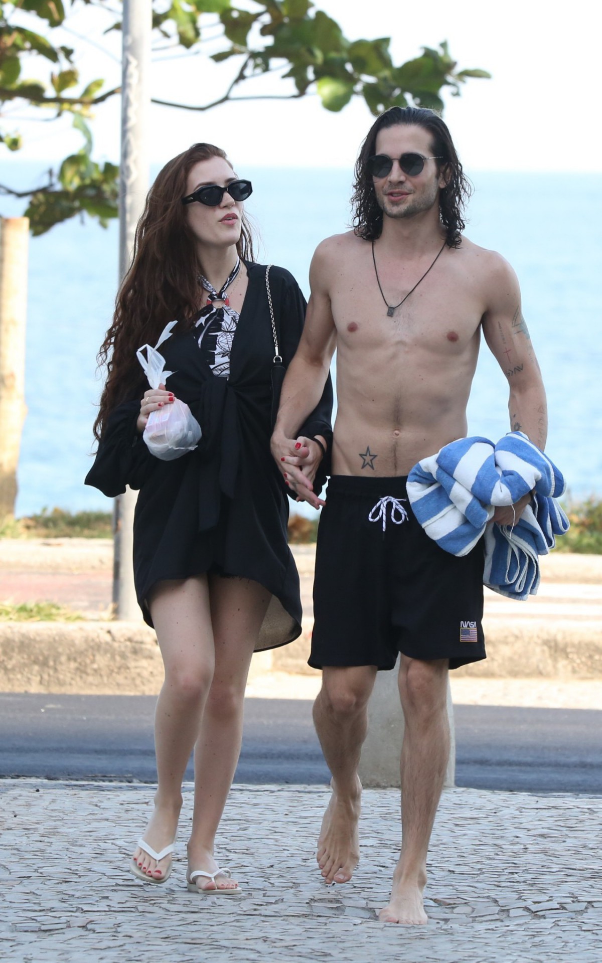 Fiuk e a namorada, Thaisa Carvalho, curtem tarde de sol na Praia da Barra da Tijuca, na Zona Oeste do Rio, nesta quarta-feira