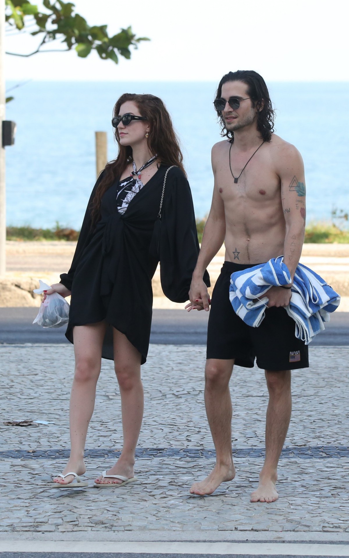 Fiuk e a namorada, Thaisa Carvalho, curtem tarde de sol na Praia da Barra da Tijuca, na Zona Oeste do Rio, nesta quarta-feira