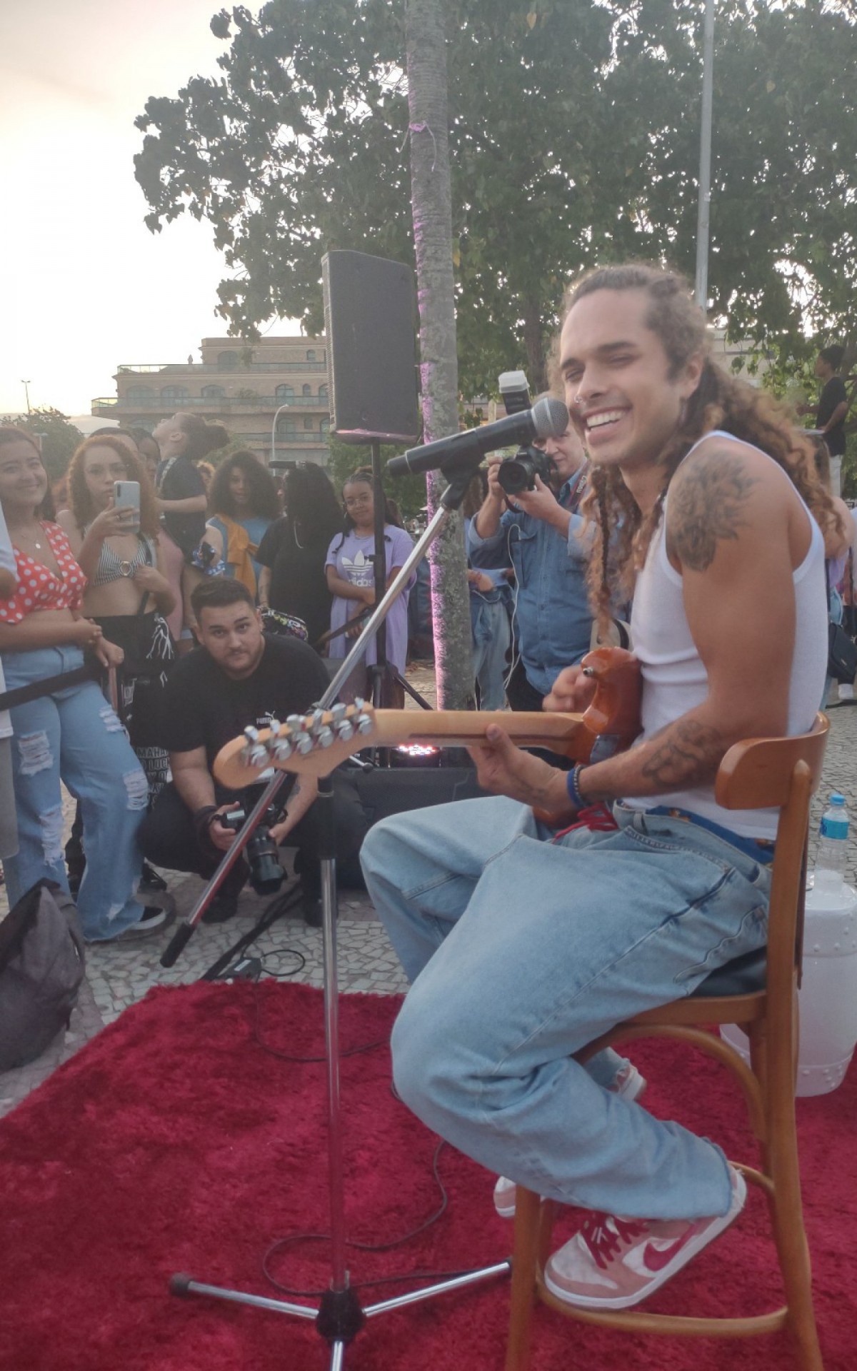 Vit&atilde;o faz pocket show na Pra&ccedil;a do &Oacute;, na Zona Oeste do Rio, na tarde de quarta-feira