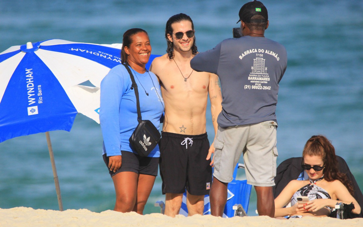 Fiuk e a namorada, Thaisa Carvalho, curtem tarde de sol na Praia da Barra da Tijuca, na Zona Oeste do Rio, nesta quarta-feira