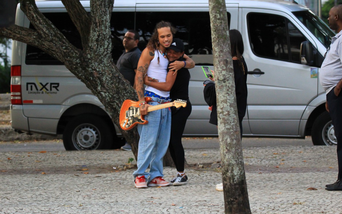Vit&atilde;o faz pocket show na Pra&ccedil;a do &Oacute;, na Zona Oeste do Rio, na tarde de quarta-feira