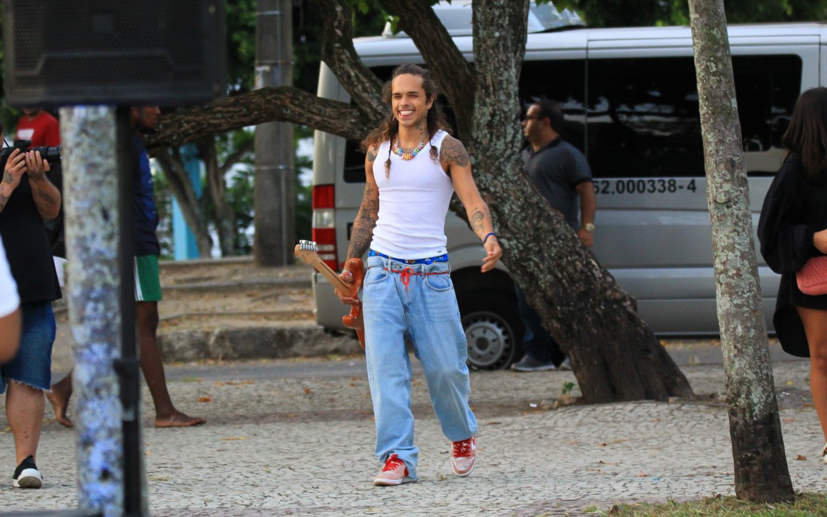 Vit&atilde;o faz pocket show na Pra&ccedil;a do &Oacute;, na Zona Oeste do Rio, na tarde de quarta-feira