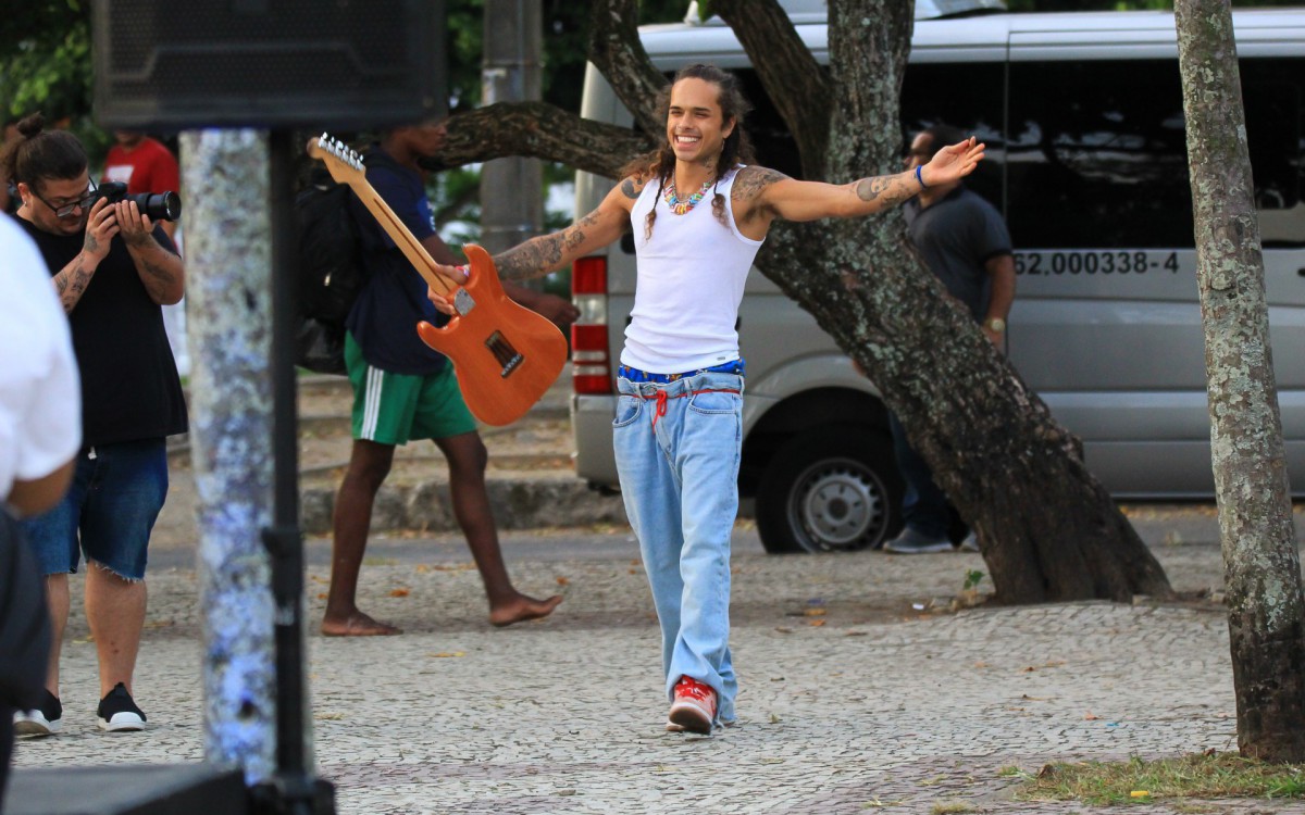 Vit&atilde;o faz pocket show na Pra&ccedil;a do &Oacute;, na Zona Oeste do Rio, na tarde de quarta-feira