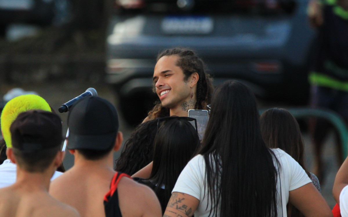Vit&atilde;o faz pocket show na Pra&ccedil;a do &Oacute;, na Zona Oeste do Rio, na tarde de quarta-feira