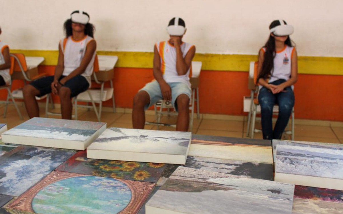 Projetores reproduziram para os alunos as imagens em pain&eacute;is criando uma experi&ecirc;ncia multissensorial em 360 graus