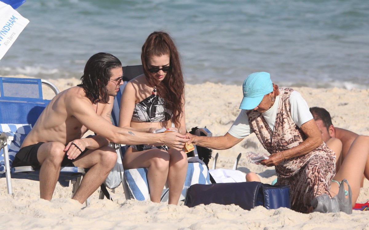 Fiuk e a namorada, Thaisa Carvalho, curtem tarde de sol na Praia da Barra da Tijuca, na Zona Oeste do Rio, nesta quarta-feira