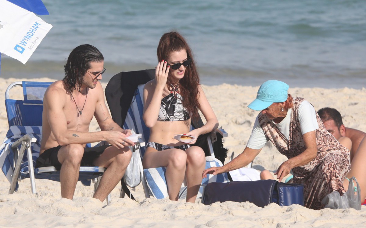 Fiuk e a namorada, Thaisa Carvalho, curtem tarde de sol na Praia da Barra da Tijuca, na Zona Oeste do Rio, nesta quarta-feira