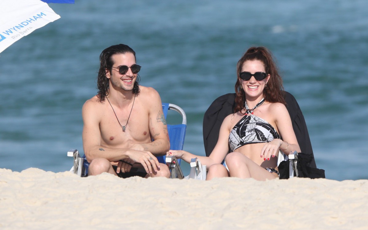 Fiuk e a namorada, Thaisa Carvalho, curtem tarde de sol na Praia da Barra da Tijuca, na Zona Oeste do Rio, nesta quarta-feira