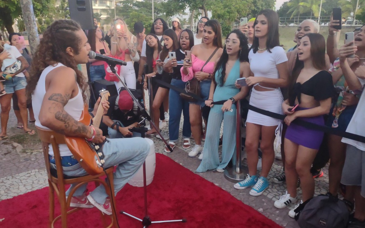 Vit&atilde;o faz pocket show na Pra&ccedil;a do &Oacute;, na Zona Oeste do Rio, na tarde de quarta-feira