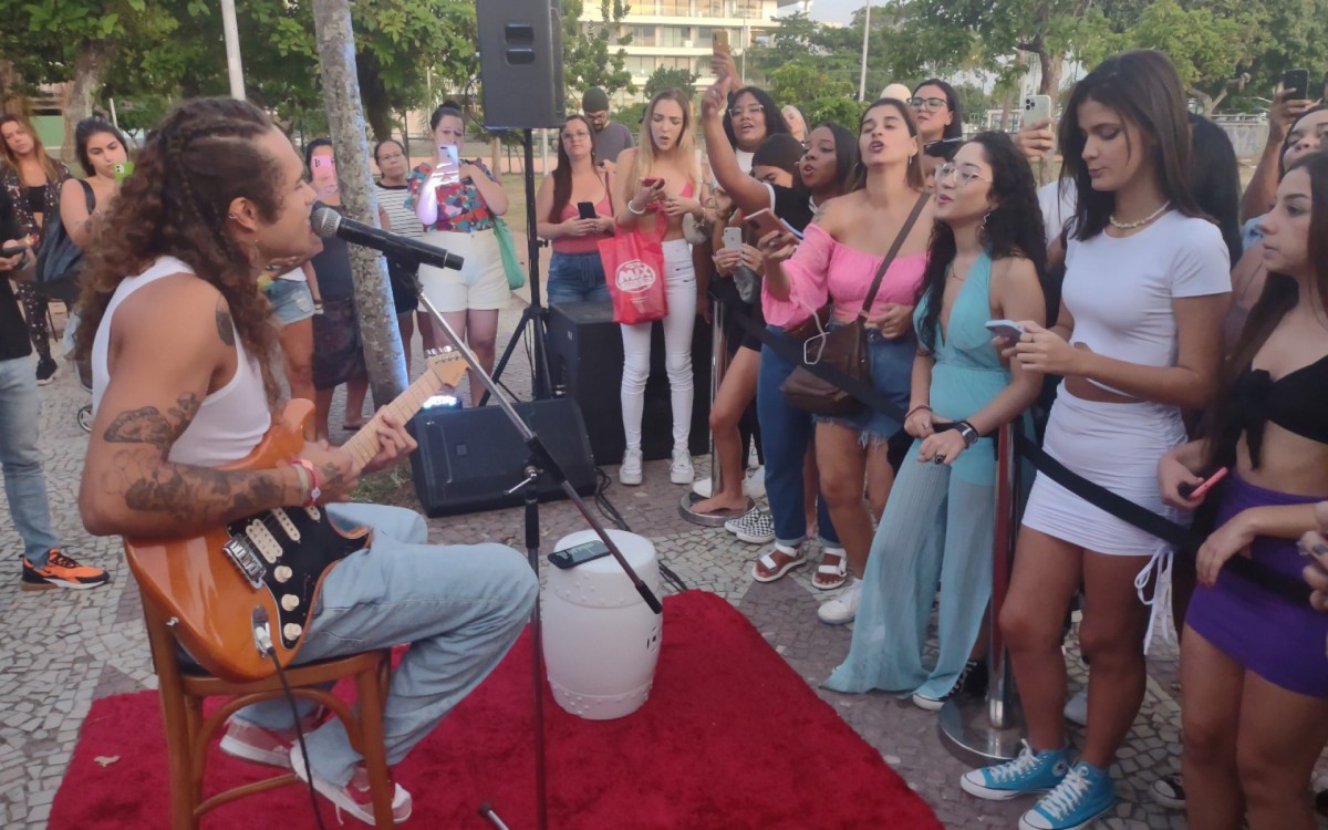 Vitão faz pocket show na Praça do Ó, na Zona Oeste do Rio, na tarde de quarta-feira - Fabricio Pioyani / Ag. News