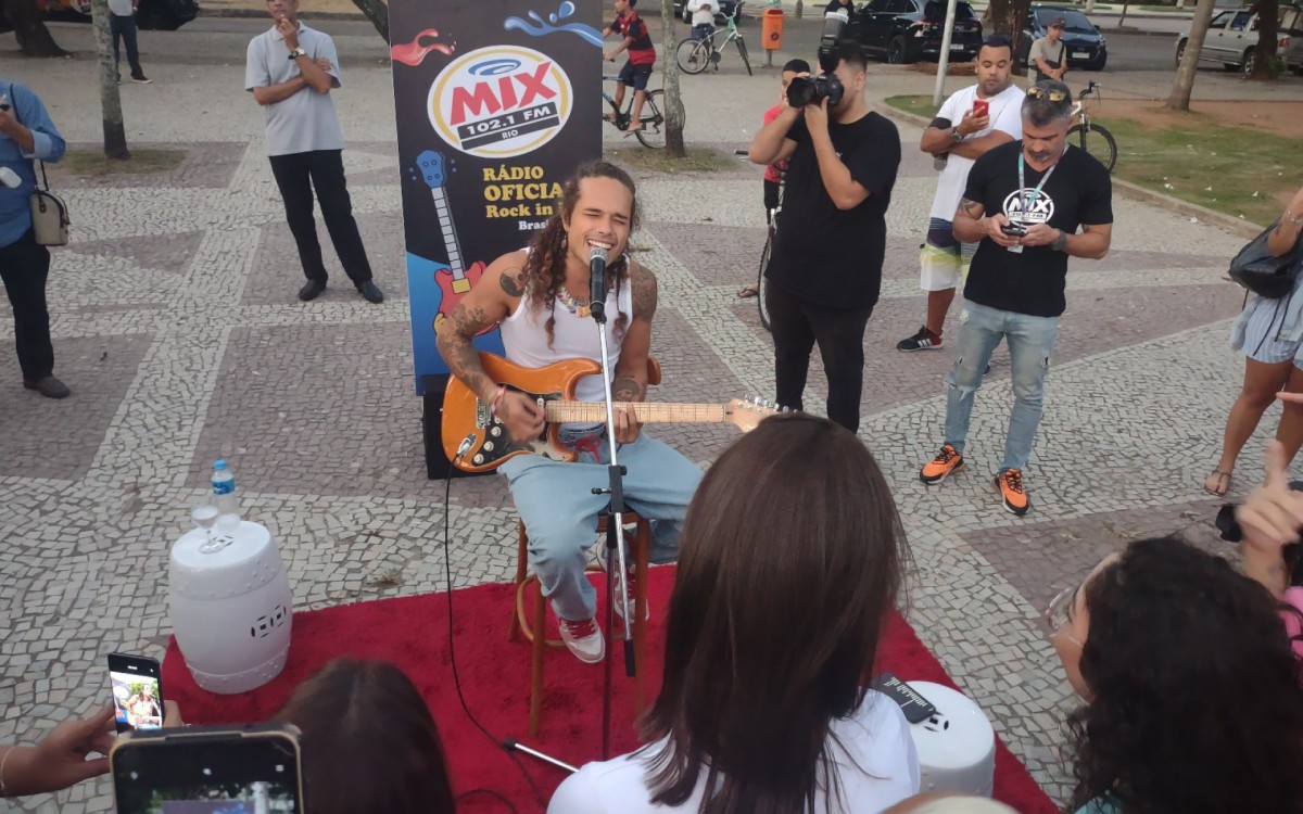 Vit&atilde;o faz pocket show na Pra&ccedil;a do &Oacute;, na Zona Oeste do Rio, na tarde de quarta-feira
