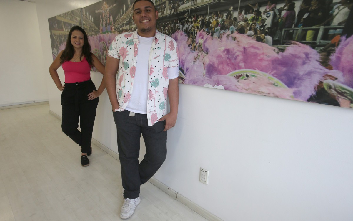 Rio,12/05/2022-GAMBOA, Cidade do Samba,barracao da  Mangueira,Nova Presidente e novos carnavalescos. Na foto.Annik Salmom e Guilherme Estevao, novos carnavalescos da Mangueira .Foto: Cleber Mendes/Ag&ecirc;ncia O Dia      