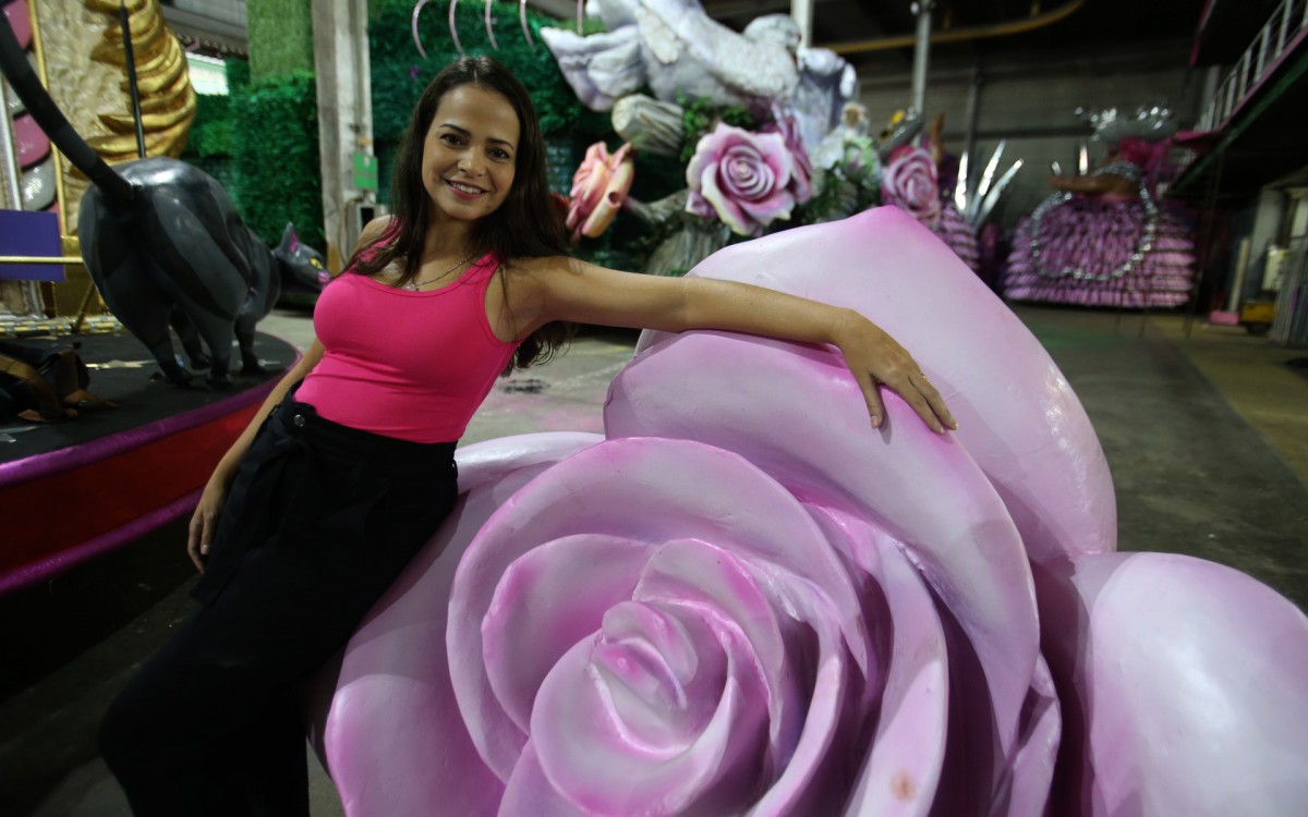 Rio,12/05/2022-GAMBOA, Cidade do Samba,barracao da  Mangueira,Nova Presidente e novos carnavalescos. Na foto. Annik Salmon nova carnavalesca da Mangueira .Foto: Cleber Mendes/Ag&ecirc;ncia O Dia      