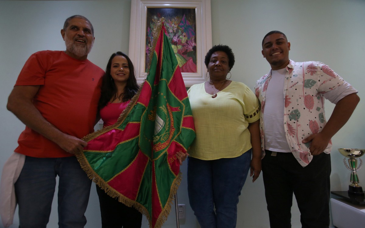 Rio,12/05/2022-GAMBOA, Cidade do Samba,barracao da  Mangueira,Nova Presidente e novos carnavalescos. Na foto. Guanayara Firmino, primeira presidente eleita na historia da Mangueira com o novos carnavalescos Guilherme Estevao e Annik Salmon .Foto: Cleber Mendes/Ag&ecirc;ncia O Dia      