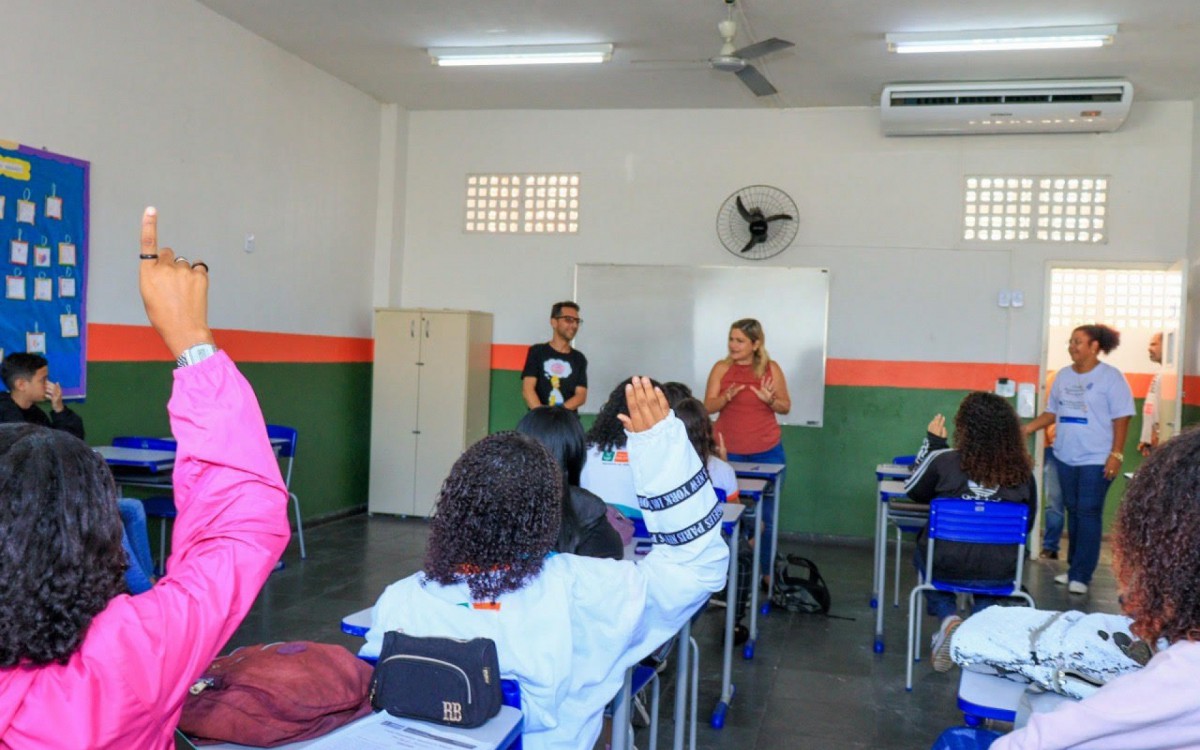 A unidade escolar recebe os jovens durante quatro horas, com direito a caf&eacute; da manh&atilde;, almo&ccedil;o e &ocirc;nibus escolar