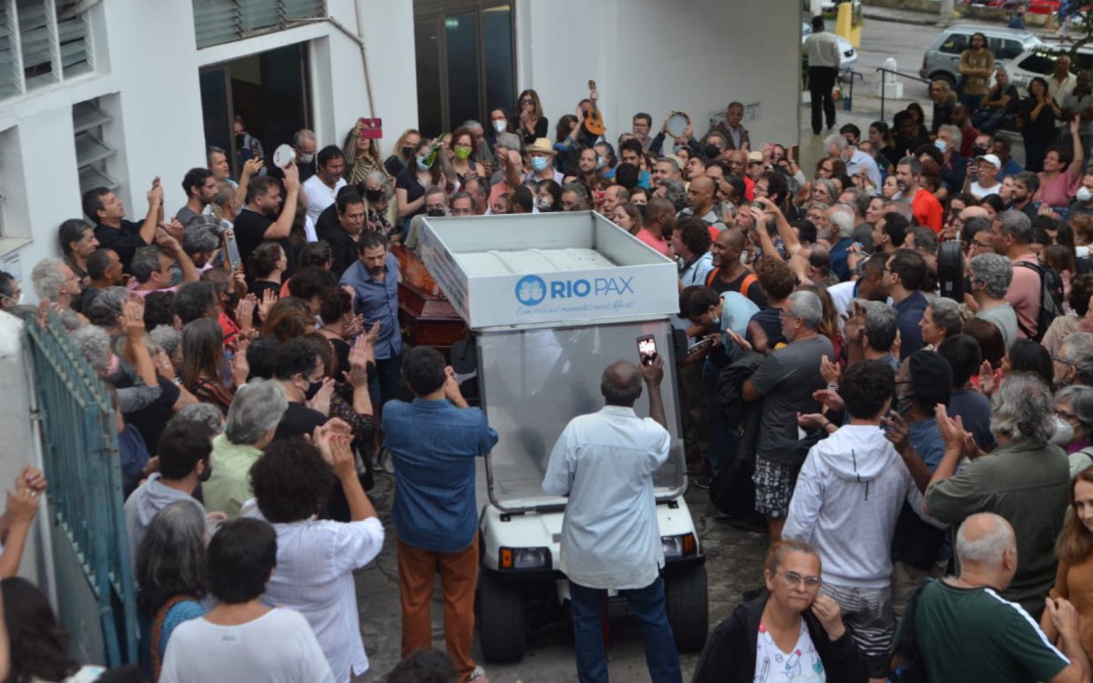 Familiares e amigos se despedem do m&uacute;sico Eduardo Gallotti no Cemit&eacute;rio S&atilde;o Jo&atilde;o Batista, em Botafogo