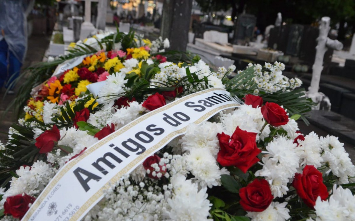 Familiares e amigos se despedem do m&uacute;sico Eduardo Gallotti no Cemit&eacute;rio S&atilde;o Jo&atilde;o Batista, em Botafogo