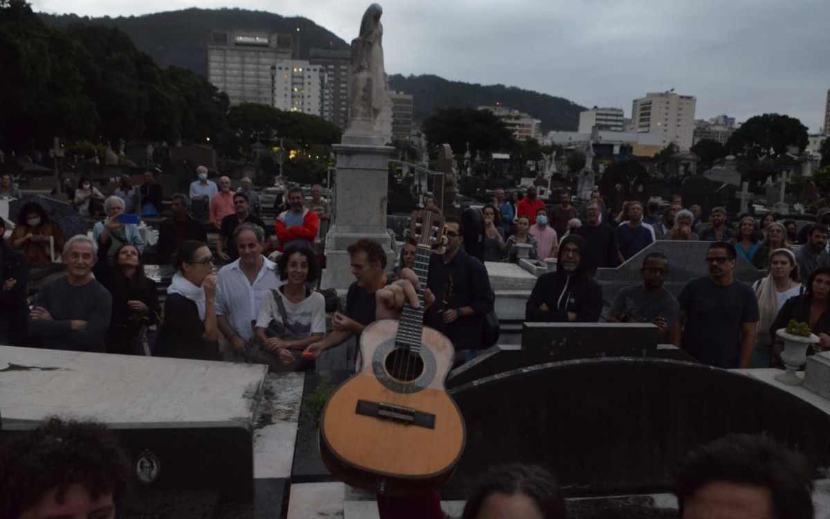 Familiares e amigos se despedem do m&uacute;sico Eduardo Gallotti no Cemit&eacute;rio S&atilde;o Jo&atilde;o Batista, em Botafogo