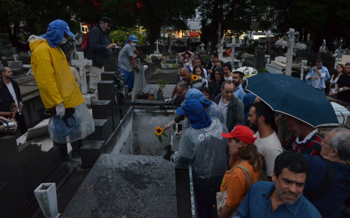 Familiares e amigos se despedem do m&uacute;sico Eduardo Gallotti no Cemit&eacute;rio S&atilde;o Jo&atilde;o Batista, em Botafogo