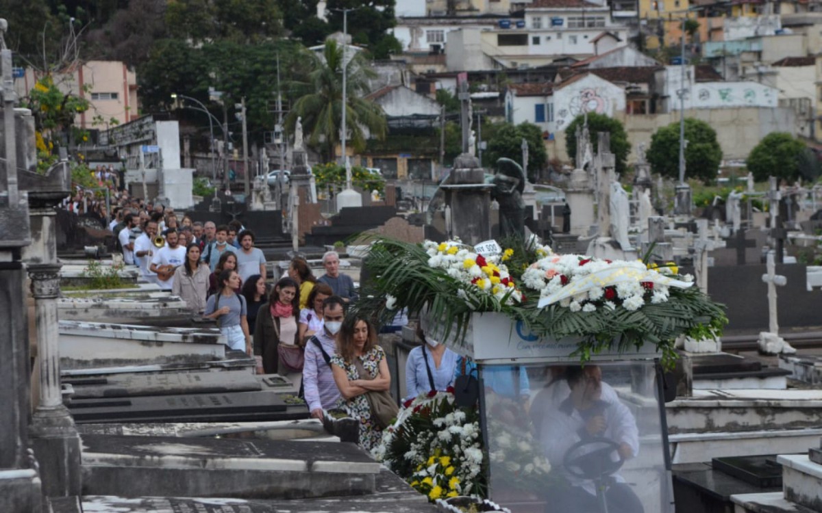 Familiares e amigos se despedem do m&uacute;sico Eduardo Gallotti no Cemit&eacute;rio S&atilde;o Jo&atilde;o Batista, em Botafogo