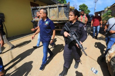 Ação conjunta entre o 39º BPM e a Prefeitura de Belford Roxo retiram barricadas no Bom Pastor