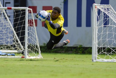 Vídeo! Torcedor do Flamengo discute com Hugo Souza e dispara contra goleiro: 'Seu frangueiro'