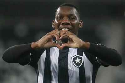 Contratação mais cara do Botafogo, Patrick de Paula comenta sobre críticas constantes: 'Deixa o povo falar'