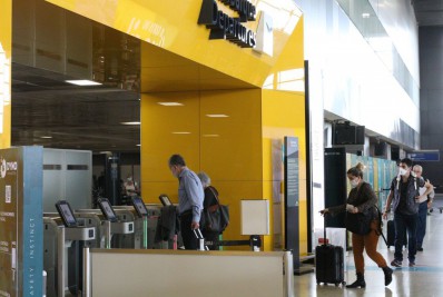 Anvisa libera serviço de bordo, mas mantém obrigatoriedade do uso de máscaras em voos