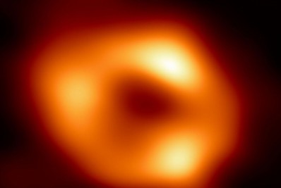 Astrônomos captam primeira imagem de buraco negro supermassivo no coração da Via Láctea