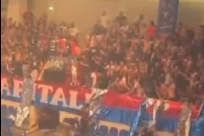 Vídeo: Torcedor do PSG cai da arquibancada e quebra a perna de fotógrafo