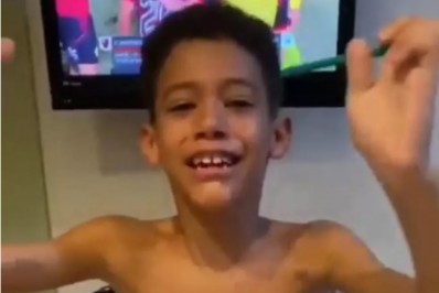 Vídeo: filho de jogador do Altos-PI chora após pai conseguir camisa de Gabigol, do Flamengo