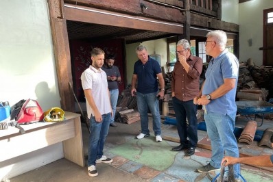 Alexandre Martins e Miguel Pereira, Prefeito e Vice, visitam obras de reforma na Secretaria de Turismo de Búzios