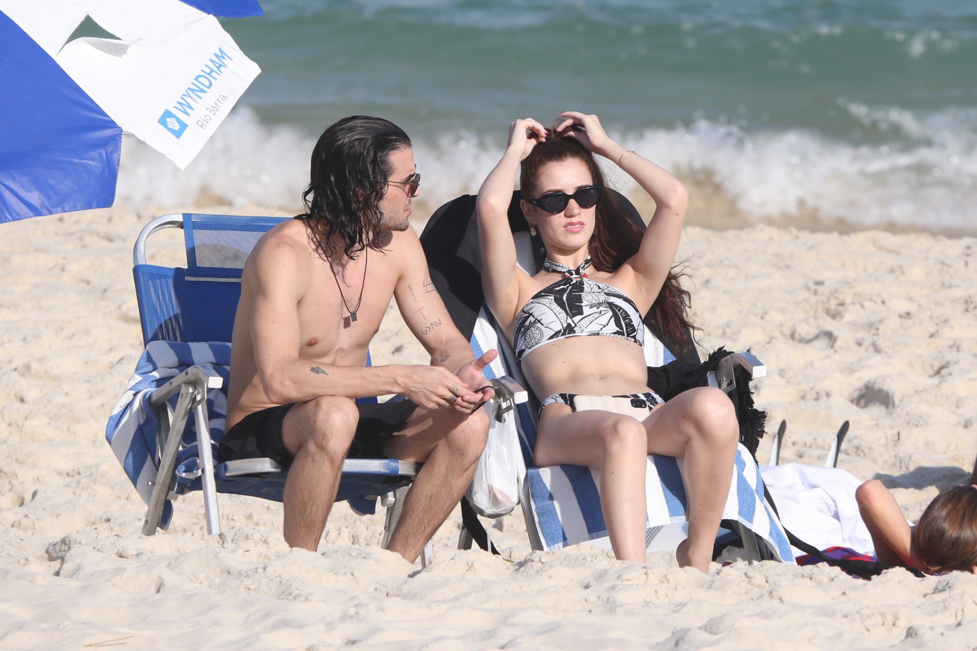 Fiuk e a namorada, Thaisa Carvalho, curtem tarde de sol na Praia da Barra da Tijuca, na Zona Oeste do Rio, nesta quarta-feira - Fabricio Pioyani / Ag. News