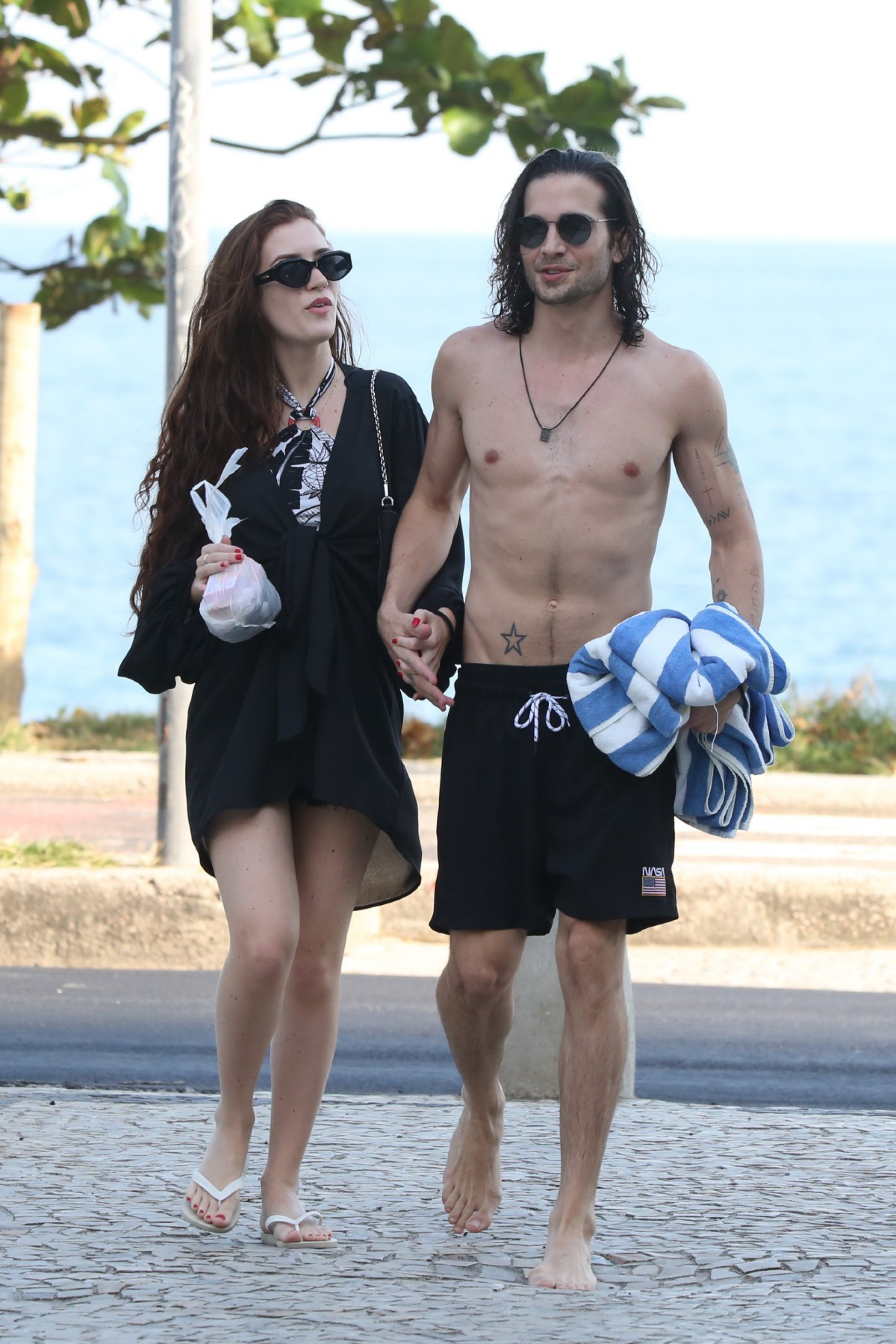 Fiuk e a namorada, Thaisa Carvalho, curtem tarde de sol na Praia da Barra da Tijuca, na Zona Oeste do Rio, nesta quarta-feira - Fabricio Pioyani / Ag. News