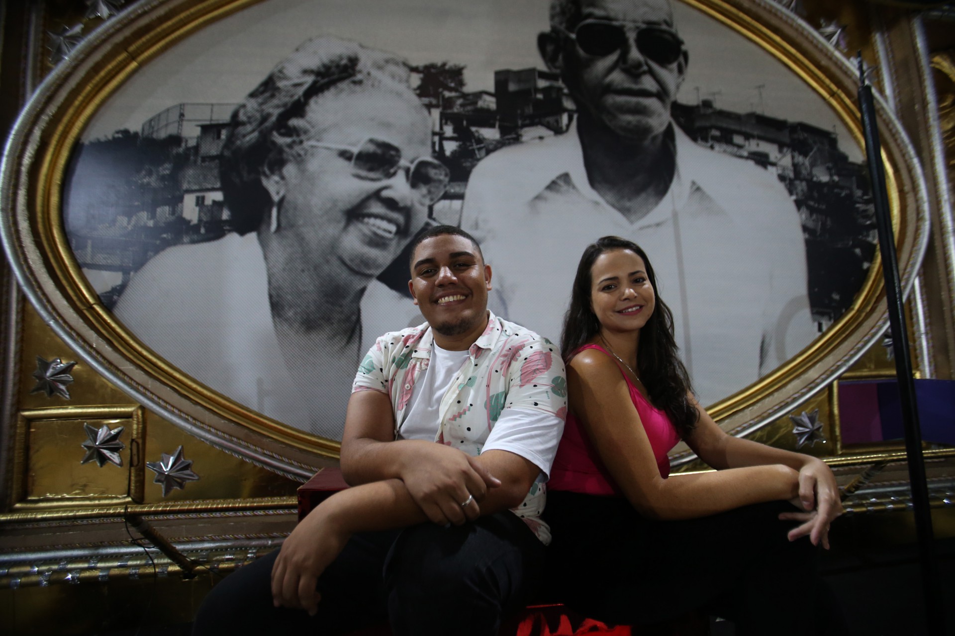 Guilherme Estev&atilde;o e Annik Salmon posaram no barrac&atilde;o da Mangueira com exclusividade para O DIA - Cleber Mendes/Ag&ecirc;ncia O Dia